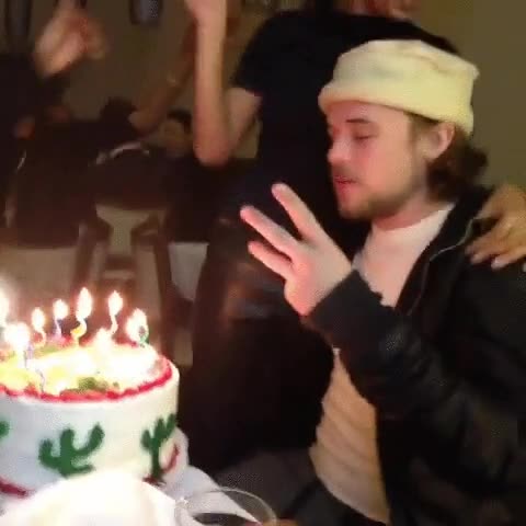 cumpleaños,tarta,impresionado,pelo,fuego,ardiendo