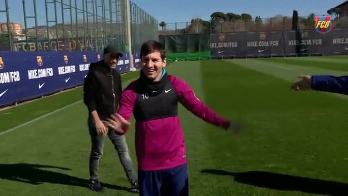 Enlace a Messi metiendo un golazo sin ángulo a la primera. Es de otro planeta