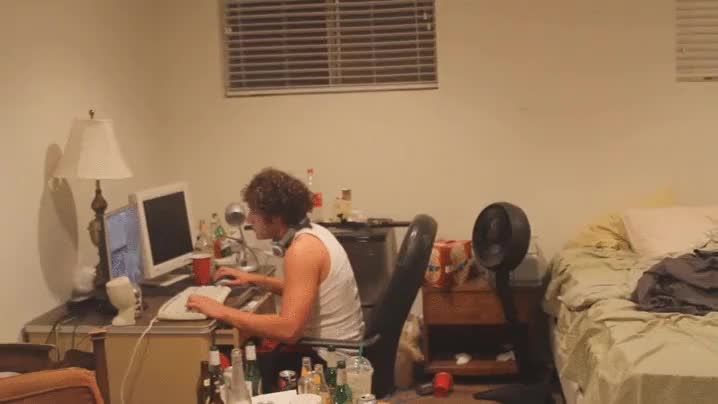 gamer,perder,partida,pc,último segundo,espada,exagerado