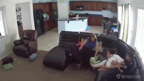 papá,sofá,ninja,caída,reflejos,atrapar
