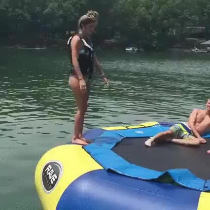 Enlace a La reina de la elegancia