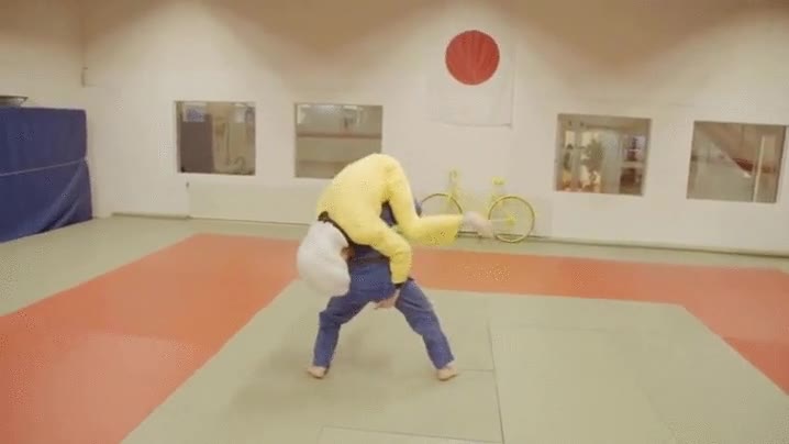 probando,funcionamiento,casco,airbag,practicar,judo