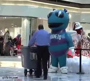 mascota,hornets,susto,muerte,centro comercial