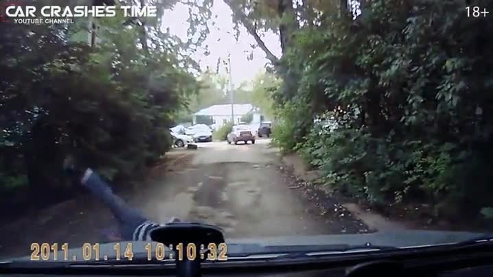 intenta,actuar,forma natural,pasar desapercibido