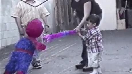 apostar,padres,orgulloso,piñata,abrazo,niño