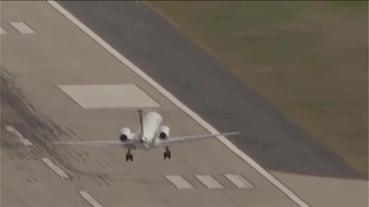 jet,intentando,aterrizar,rachas,viento,final,feliz