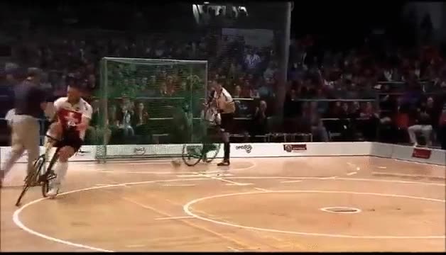 jugar,f&uacute;tbol,bicicleta,divertido
