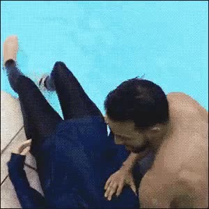 atrever,chica,piscina,salvar,novio
