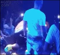 reacci&oacute;n,guardaespaldas,fan,sube,escenario