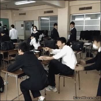 pensar,divertido,mesa,silla,tirar,caer,broma