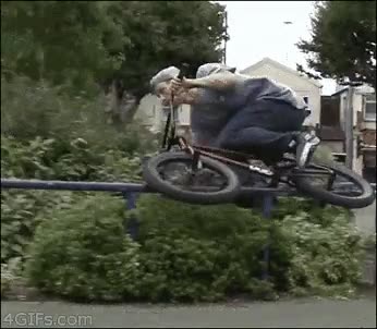 Enlace a Increíble truco con una BMX 