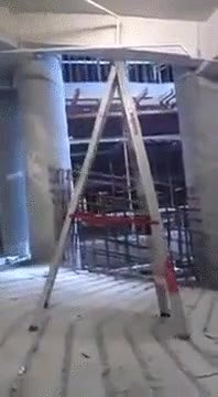 escalera,adante,cuidado,v&iacute;ctima