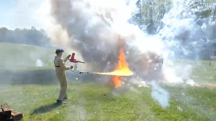 utilizar,dos lanzallamas,encender,fuegos artificiales