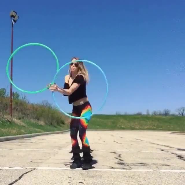 hula hoop,habilidad extrema,doble,chica,pantalones