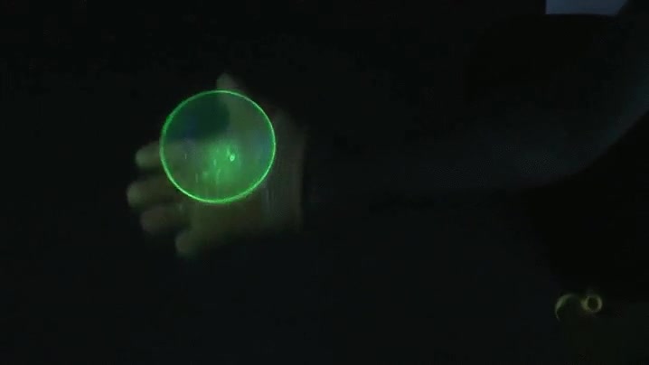 La tecnología permite crear burbujas que brillan en la oscuridad y rebotan botar,brillar,burbujas,crear,oscuridad,permite,tecnología