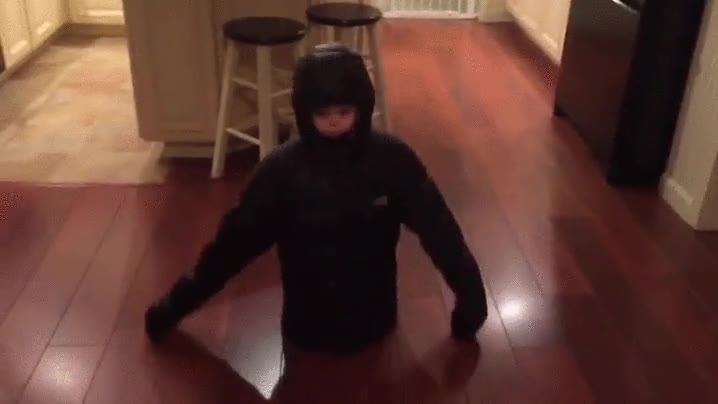 poner,abrigo,hermano mayor,ni&ntilde;o