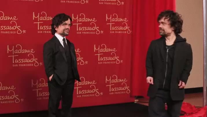 Enlace a Peter Dinklage y su doble de cera. Realmente lo han clavado
