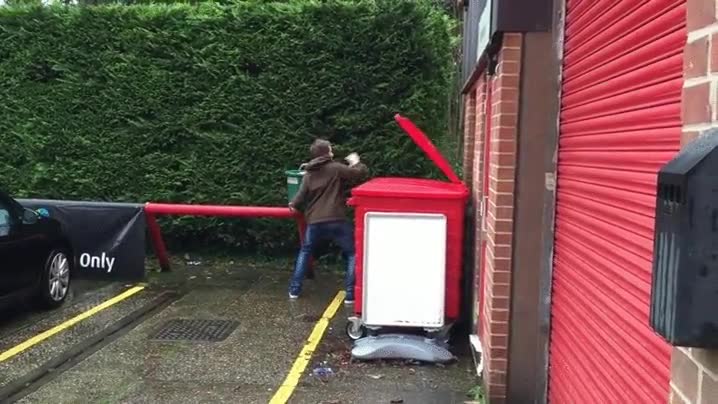 dos dedos,frente,pasar cosas,bandeja,tirar comida