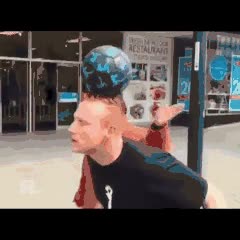 abuela,troll,balon,futbol,equilibrio,fastidiar,que bien se lo pasa