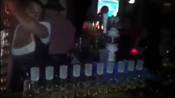 servir,chupitos,j&auml;ger,forma,efectiva