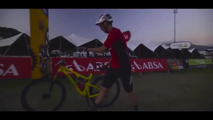 llegar,meta,campe&oacute;n,bici,cerveza