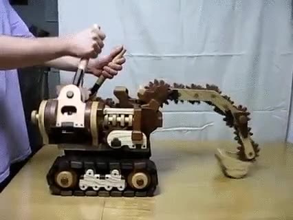 Excavadora de madera. Es hipnótico ver cómo todo funciona a la perfección excavadora,madera,hipnótico,funciona