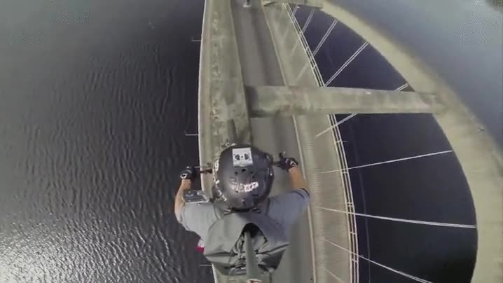 ciclista,bici,cabezota,cruzar,puente,encima