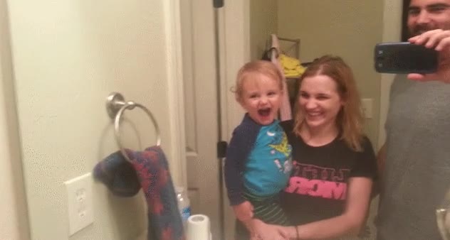 niño,espejo,cristal,levantar,cejas,risa