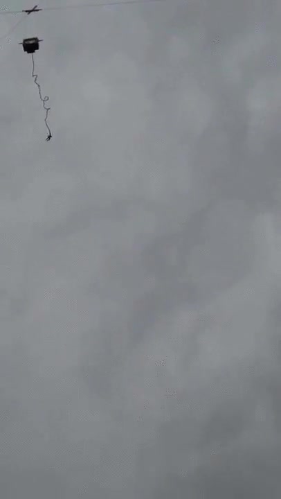 Catapulta humana. Dicen que a día de hoy sigue colgado sin poder bajar catapulta,humana,colgado,bajar