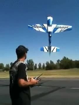 Lo que pasa cuando quieres presumir de avión radiocontrol en el lugar inadecuado presumir,avion,radiocontrol,mal lugar