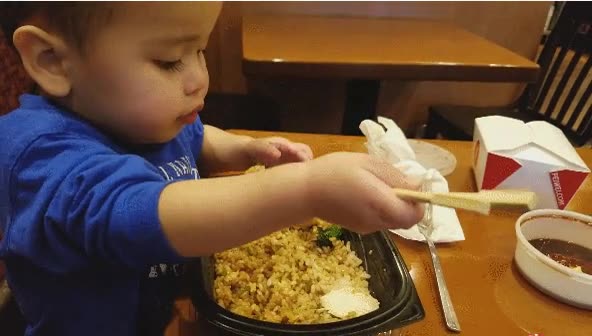 comer,palillos,ni&ntilde;o,dos a&ntilde;os