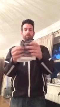 truco,magia,periódico,destrozado