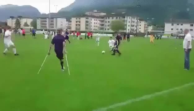 Enlace a Jay Tregaskiss marcando un golazo pese a tener solo una pierna