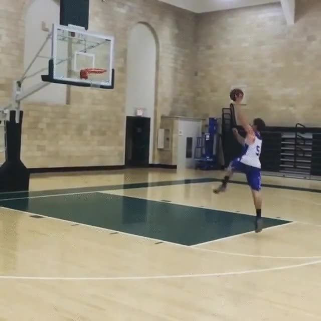 Nunca vuelvas a decir que la gente bajita no puede machacar el aro basket,salto,machacar,aro,infinito