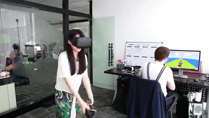 Estar cerca de alguien que juega a la Realidad Virtual es un deporte de riesgo cerca,jugar,realidad,virtual,deporte,riesgo,tortazo