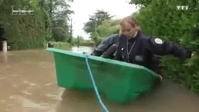 polic&iacute;a,francesa,intentando,ayudar,vecinos
