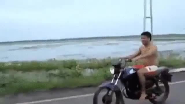 suele pasar,tonto,moto,carretera