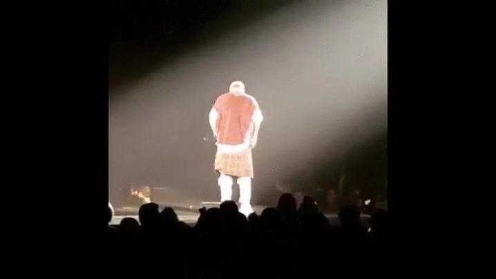Enlace a Justin Bieber cayendo al vacío en mitad del concierto