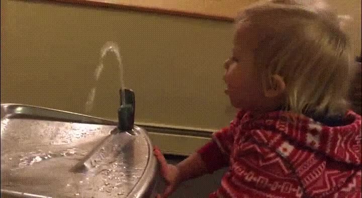 beber,agua,fuente,complicado,niño pequeño