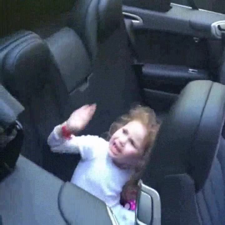 Vaya GIF! / Un padre cruel le dice a su hija que el coche se la va a comer