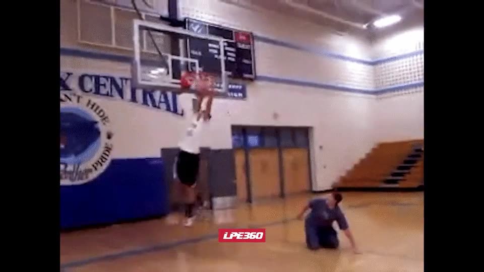 machacar,bal&oacute;n,aro,cara,suelo