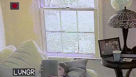 ni&ntilde;o,mirar,tablet,sofa,interesante,alrededor,ventana