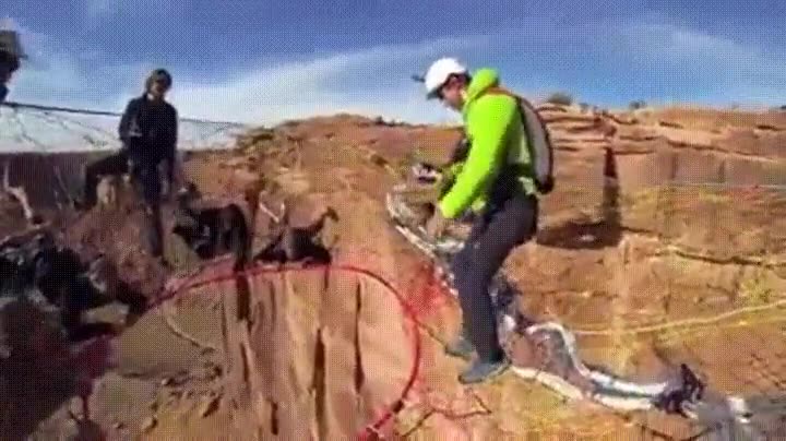 hombres,sujetados,telara&ntilde;a,borde,abismo