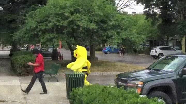 gente,enganchada,pokemon go,pikachu,vida real