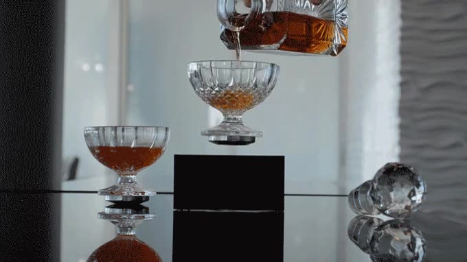 copa,whiskey,levitar,magnetismo