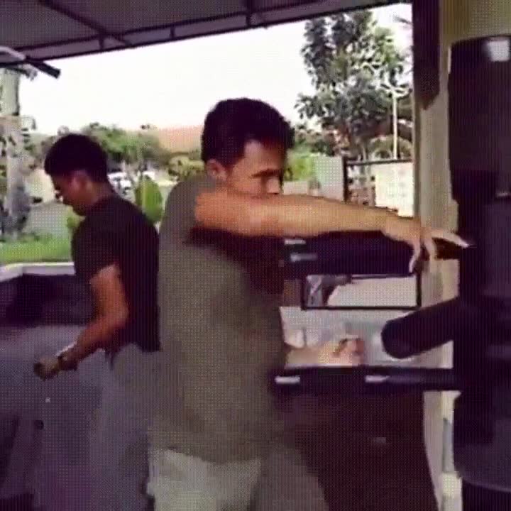 bruce lee,entreno,golpear,susto