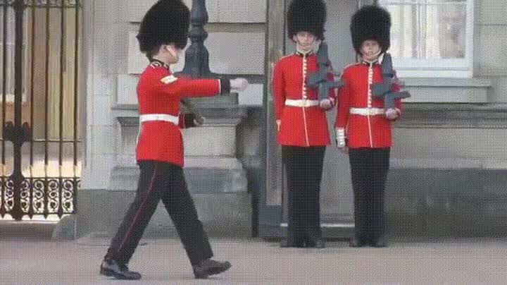 guardia,resbal&oacute;n,sonrisa