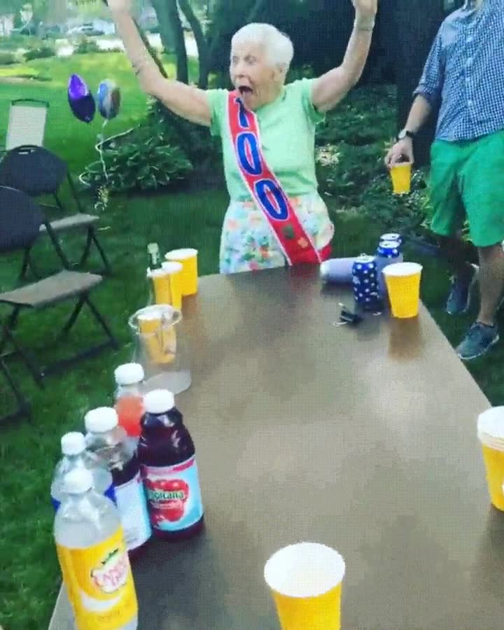 No importa la edad que tengas, la habilidad es algo que se conserva para siempre edad,habilidad,conserva,siempre,lanzar,pelota,vaso