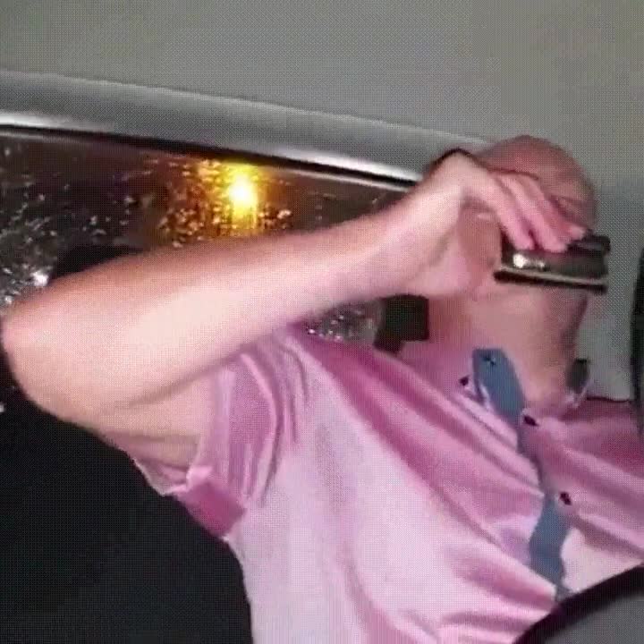 Cuando vas tan pasado de vueltas que te crees que tu móvil es un cubata pasado,vueltas,coche,móvil,cubata