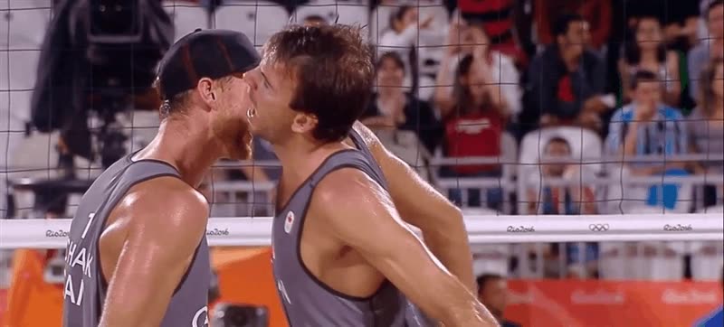 Enlace a El peor choque de pecho que puedes hacer para celebrar un punto